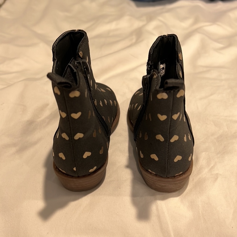 Used 5T boots with hearts (gold and dark gray-blackish) - Picture 3 of 5